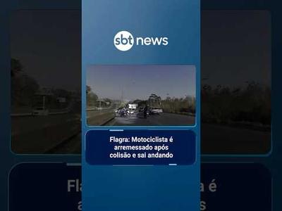 Flagra: Motociclista é arremessado após colisão e sai andando | #SBTManhã