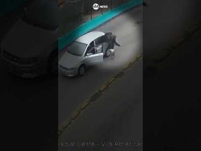 Motoqueiro vai parar sentado em cima do teto de carro após acidente