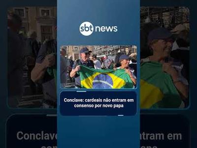 Católicos aguardam por longo tempo fumaça no 1º dia de conclave