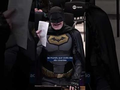 Homem vestido de Batman protesta contra cooperação do conselho municipal da Califórnia com o ICE
