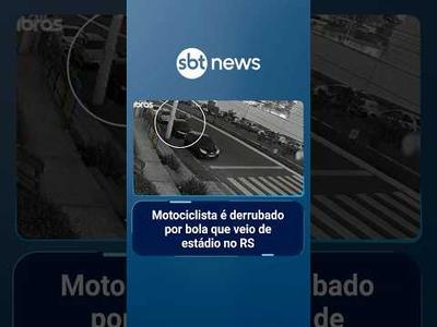 Motociclista é derrubado por bola que veio de estádio no RS