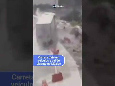 Carreta bate em veículos e cai de viaduto no México