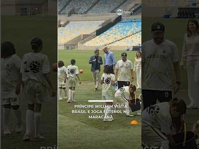 Príncipe William visita Brasil e joga futebol no Maracanã