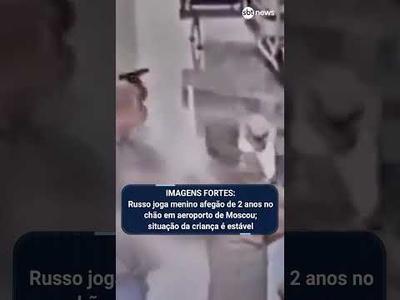 Homem joga menino afegão no chão em aeroporto de Moscou
