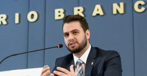 Imagem da notícia: EUA querem saber se caso Filipe Martins tem ligação com delegado da PF