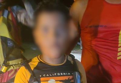 Menino de 10 anos é encontrado com vida após ficar 8 horas à deriva no RJ