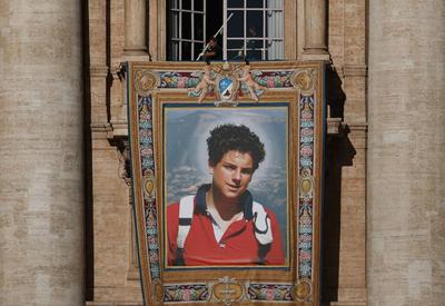 'Santo millennial': Vaticano pendura imagem de Carlo Acutis na Basílica de São Pedro
