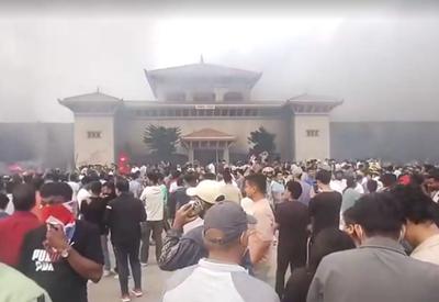 Primeiro-ministro do Nepal renuncia em meio a protestos; manifestantes incendeiam Parlamento