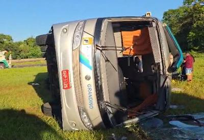Ônibus tomba em Jaboticabal (SP) e deixa ao menos 2 mortos e 30 feridos