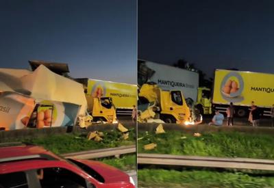 VÍDEO: Caminhões de ovos batem na Via Dutra e fecham pista central sentido Rio