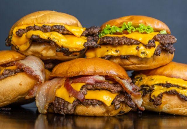 O hambúrguer foi criado para atender à necessidade de refeições rápidas e práticas | Reprodução/Canva