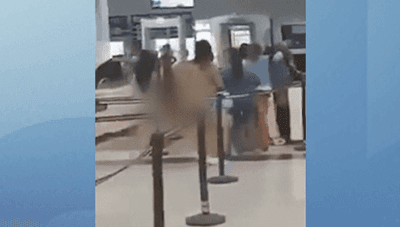 Mulher fica sem roupa em aeroporto após ser impedida de embarcar; veja vídeo