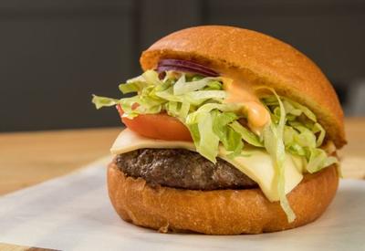 Dia mundial do hambúrguer: de lanche tímido importado a versão gourmet brasileiríssima