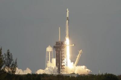Astronautas presos no espaço recebem equipe de resgate na Estação Espacial Internacional