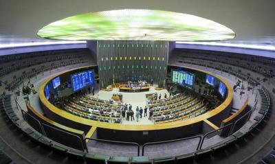 Comissão da Câmara aprova texto para combater imagens íntimas criadas com uso de inteligência artificial 