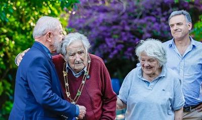 Lula condecora Pepe Mujica, ex-presidente do Uruguai, com maior honraria brasileira 