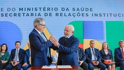Gleisi Hoffmann e Alexandre Padilha assumem ministérios 