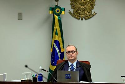 Acusado pode responder pelo 8 de janeiro sem ter participado, diz Zanin ao votar para tornar Bolsonaro réu