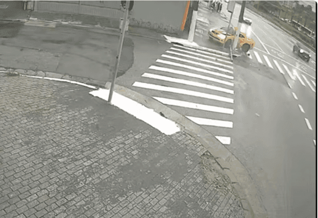 Vídeo: policial militar fica em estado grave após perder controle de Camaro em São Paulo
