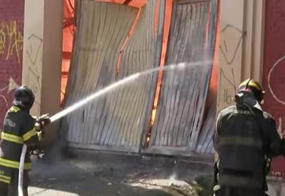 Incêndio de grandes proporções atinge galpão em São Paulo