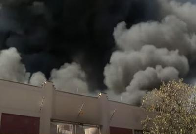 Incêndio de grandes proporções atinge galpão em São Paulo