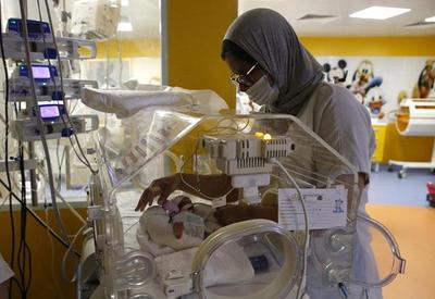 Mulher dá à luz 9 bebês de uma vez em clínica marroquina
