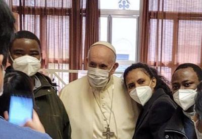 Papa visita pessoas carentes que estão sendo vacinadas no Vaticano