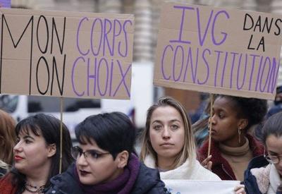 França deve incluir direito ao aborto na Constituição nesta segunda-feira