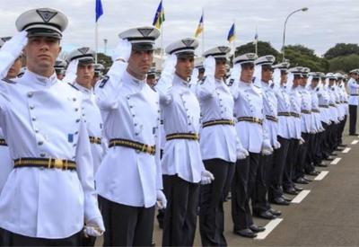 Bolsonaro faz entrega de Espadins a cadetes da Força Aérea
