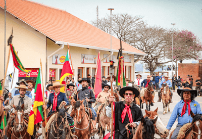 Acampamento Farroupilha celebra tradição gaúcha após enchentes em Porto Alegre