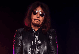 Imagem da notícia Causa da morte de Ace Frehley, guitarrista fundador da banda Kiss, é divulgada