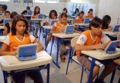 Acesso de alunos a escolas com internet cai no Brasil