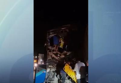 Polícia Científica do MT identifica as 11 vítimas do acidente entre ônibus e carreta na BR-163; veja lista