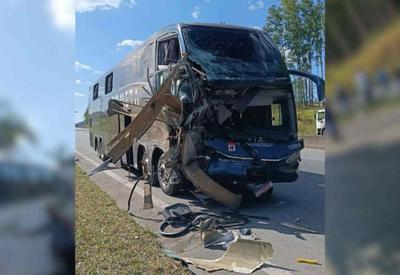 Acidente grave entre dois ônibus deixa quatro mortos e 31 feridos em Juiz de Fora (MG)