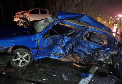 Quatro pessoas morrem em acidente entre três veículos no Paraná