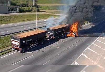 Duas pessoas morrem após carro e caminhão pegarem fogo em acidente na Grande SP