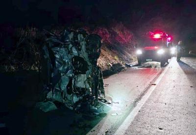 Acidente entre carro e van deixa quatro mortos em MG