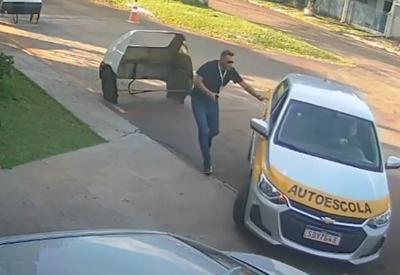 Aluna invade autoescola com carro ao tentar fazer baliza