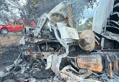 Acidente entre carreta e caminhão deixa dois mortos em Minas Gerais