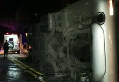 Acidente com ônibus de excursão deixa ao menos 11 mortos em rodovia