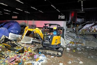 Desabamento de laje de supermercado deixa três mortos e 12 feridos no Paraná