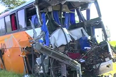 Acidente entre dois ônibus deixa oito mortos no interior paulista