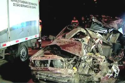 Acidente entre carro e ônibus mata quatro pessoas da mesma família em SP 