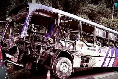 Acidente entre ônibus e caminhão deixa dois mortos e 28 feridos