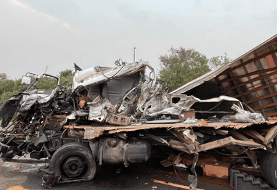 Acidente com ônibus e caminhão deixa um morto e dezenas de feridos