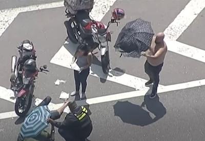 Vídeo: mulher para no trânsito de São Paulo e socorre homem que sofreu acidente de moto