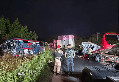 Acidente entre ônibus e caminhão deixa dois mortos e 34 feridos no Paraná