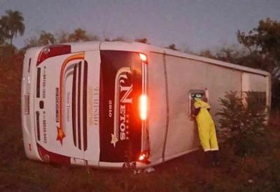 Criança e mulher morrem em capotamento de ônibus em Minas Gerais