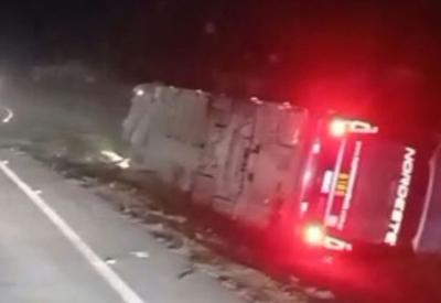 Capotamento de ônibus deixa um morto e vários feridos na BR-101 em SC