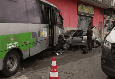 Ônibus perde controle, invade comércio e deixa quatro feridos em São Paulo